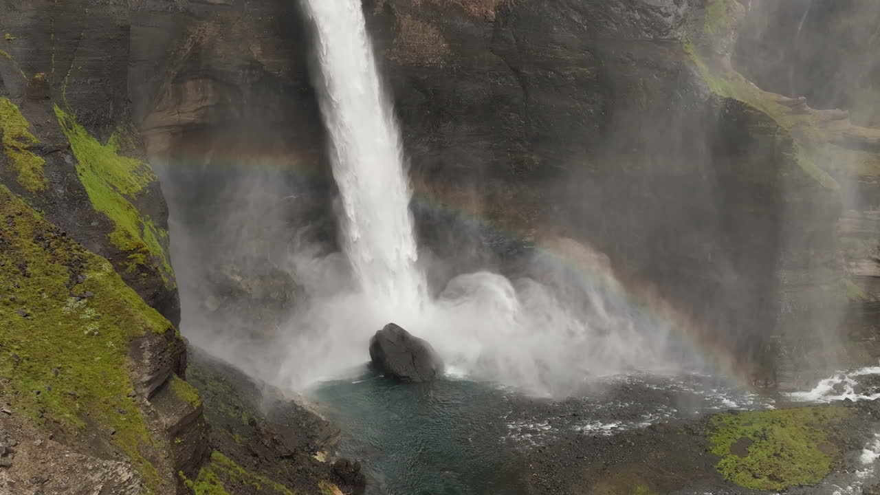 gigante alta cascada con un arco iris islandia haifoss aérea cámara lenta