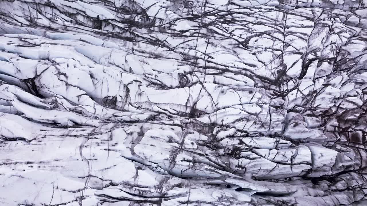 vista de arriba hacia abajo de drones de los fascinantes patrones de hielo en un glaciar en islandia