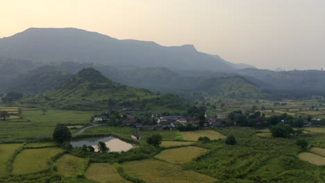 Vista-Panorámica-De-La-Ciudad-De-Karjat-En-Maharashtra-India---Toma-Aérea