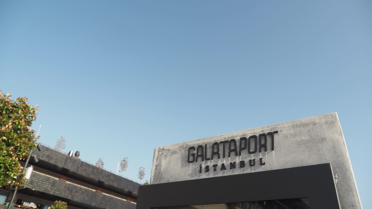 el letrero de galataport en estambul