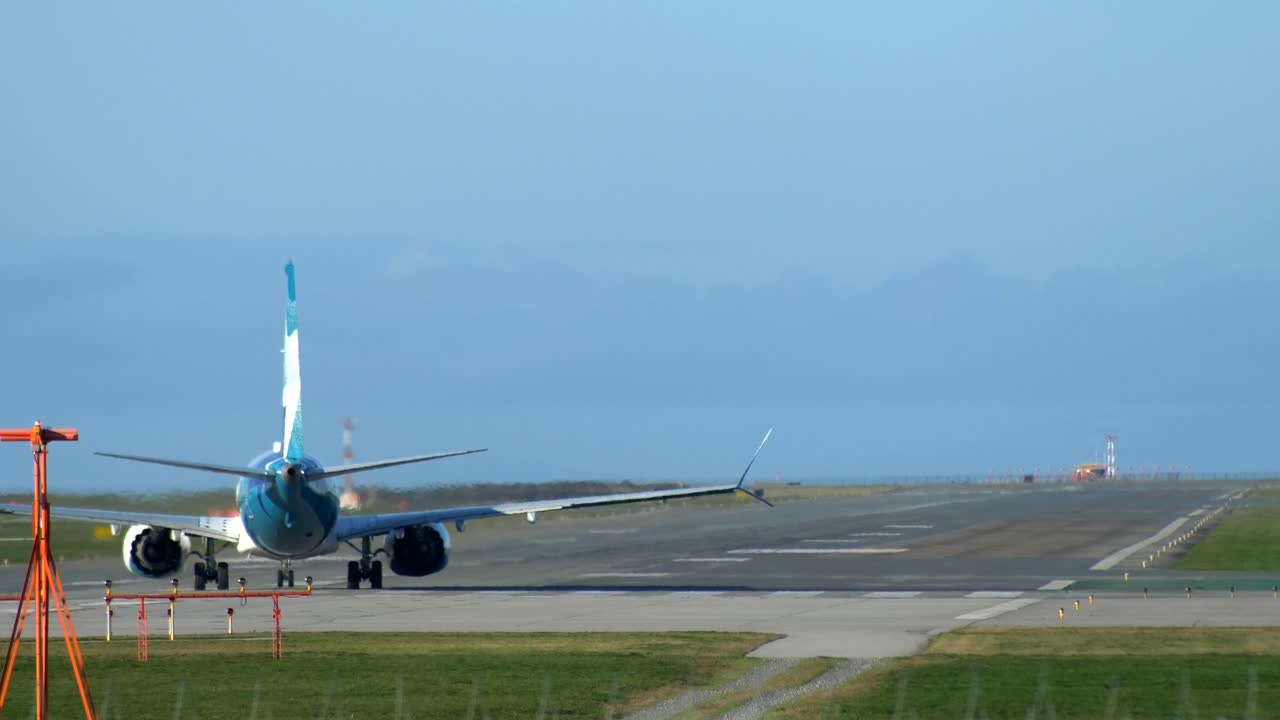 vista trasera de un boeing 737 max despegando de la pista, día soleado