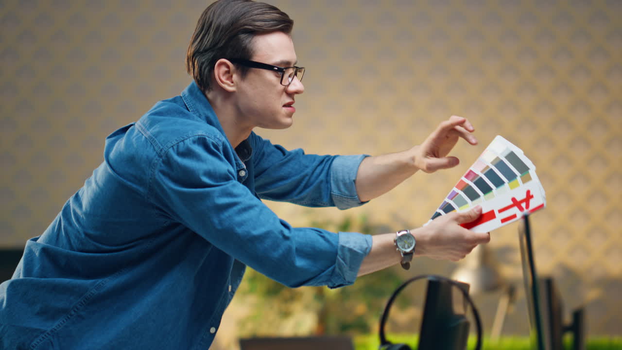 joven creador proponiendo muestras de color oficina de cerca. diseñador haciendo la elección