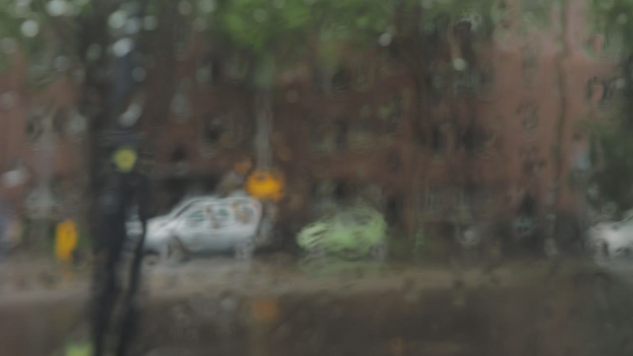 창문을 통해 비가 오는 도시 풍경