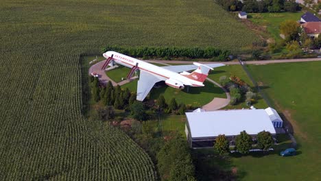 Fantastischer-Flug-Von-Oben-Aus-Der-Luft,-Iljuschin-Flugzeuge-Am-Boden