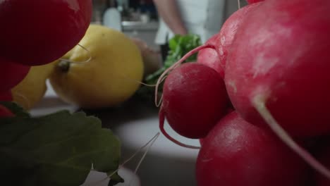 Stillleben-Mit-Radieschen,-Zitronen-Und-Salat