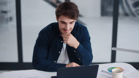 Retrato-De-Un-Tipo-Feliz-Mirando-La-Pantalla-De-La-Computadora.-Hombre-De-Negocios,-Trabajando,-Computador-Portatil