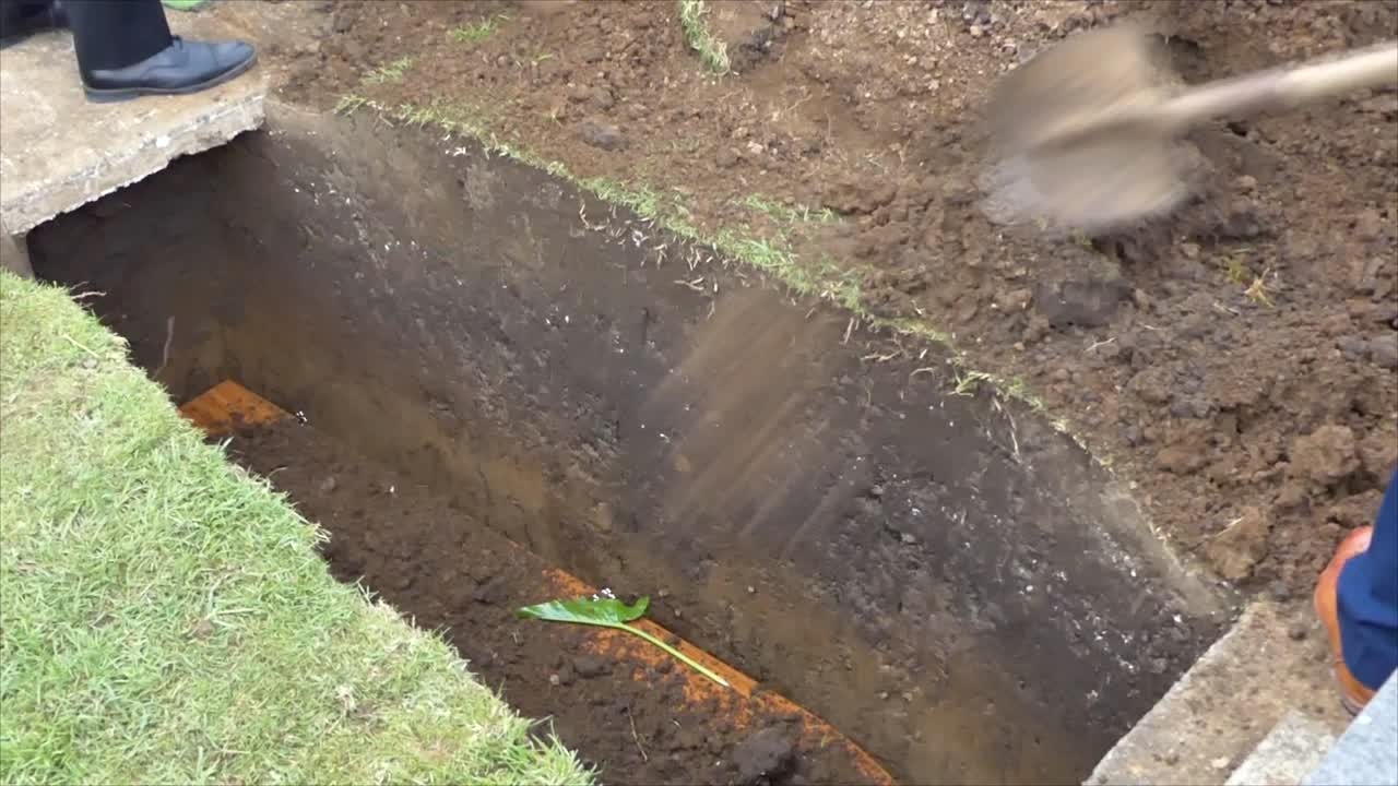 captura de pantalla de un ataúd funerario en un coche fúnebre o capilla o entierro en el cementerio