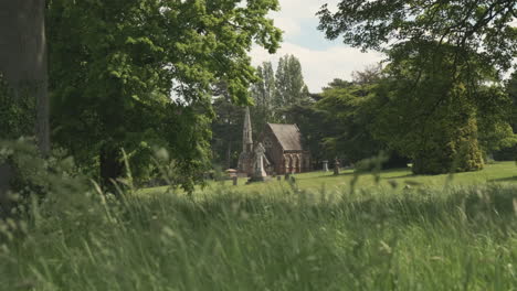 Idyllische-Ländliche-Kapelle-Auf-Dem-Land-An-Einem-Sommertag