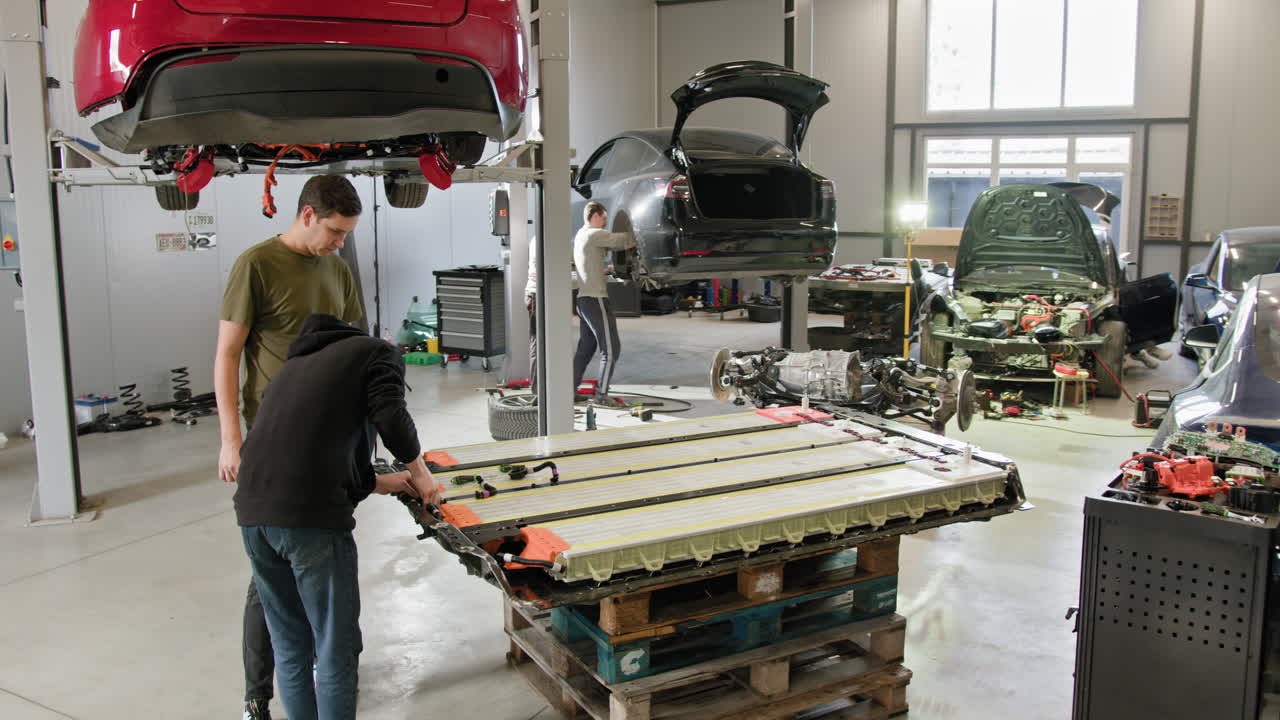 reparación y mantenimiento de baterías de vehículos eléctricos en un garaje