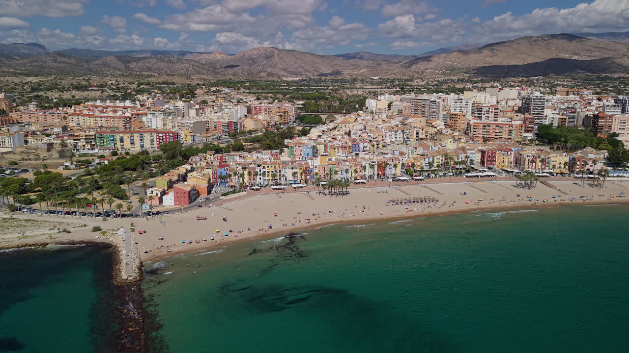 Vista Aerea Panoramica di una Vivace Città Costiera e Spiaggia