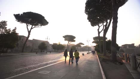 Gente-paseando-por-Rione-X-Campitelli