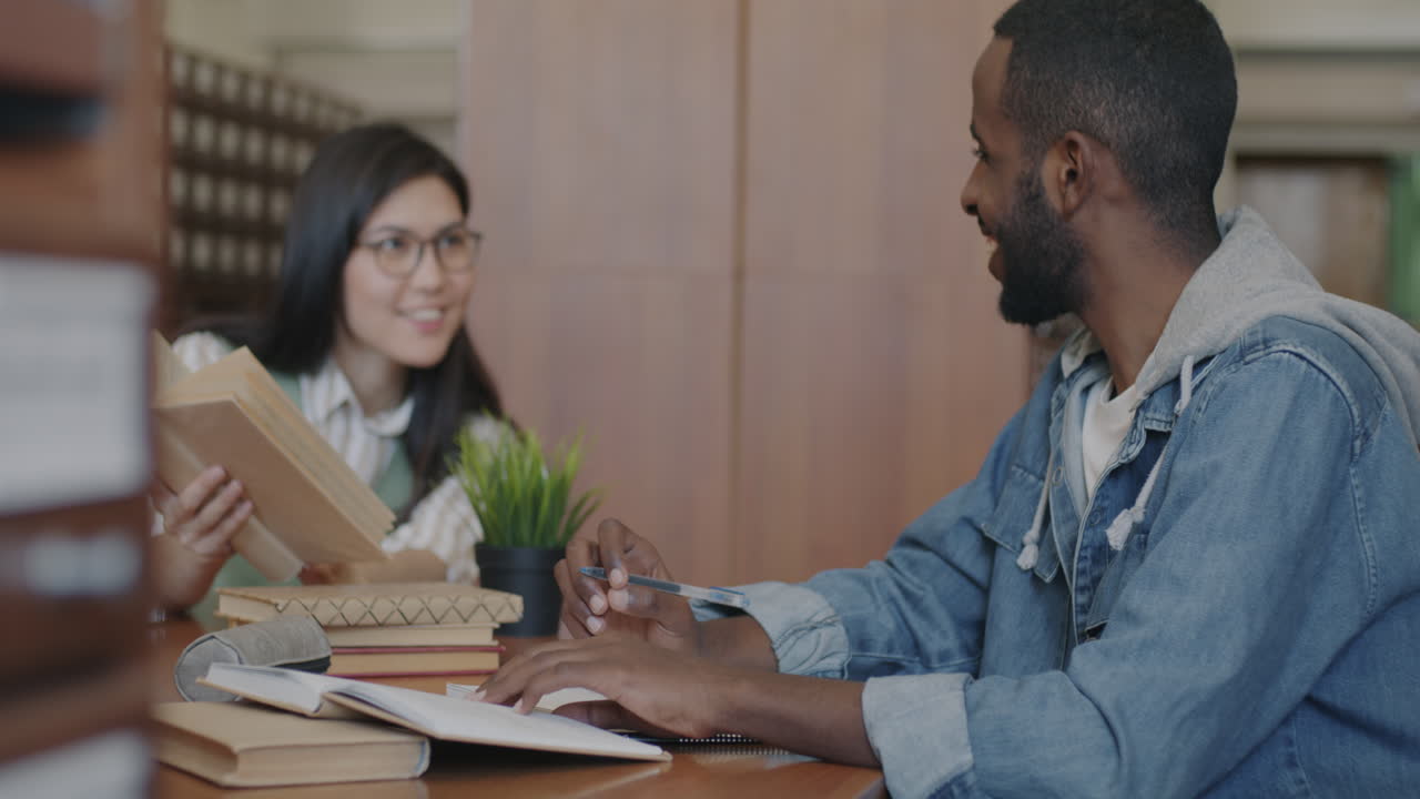 estudiantes que estudian en una biblioteca