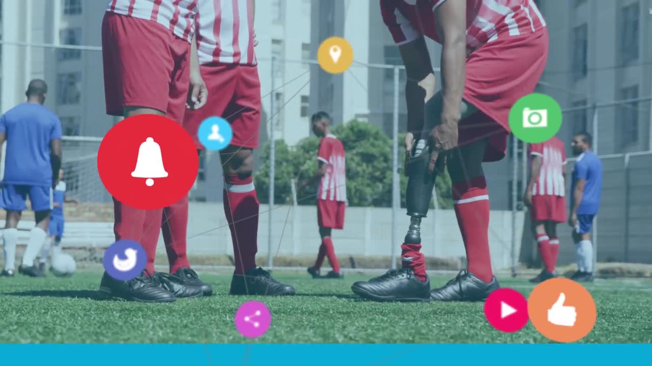 그의 인공 다리를 조정하는 남성 축구 층의 중간 섹션에 대한 디지털 아이콘의 네트워크