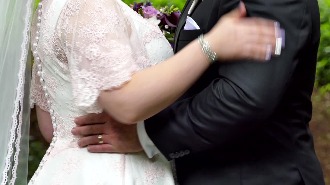 신부 - 결혼식 꽃과 신랑의 샷