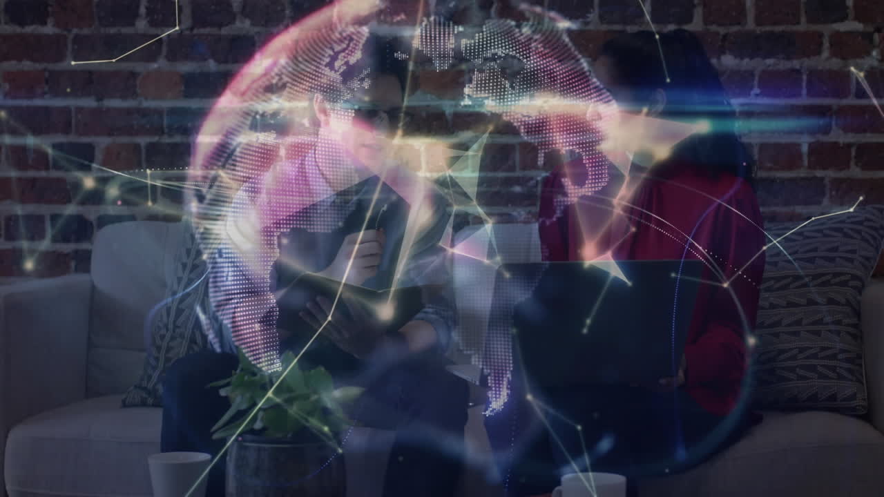 노트북으로 일하는 남성과 여성 동료를 통해 반 ⁇ 이는 글로벌 네트워크의 애니메이션