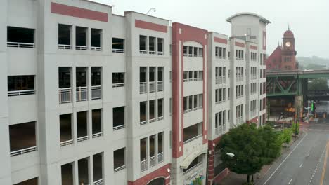 antena de la estructura del edificio del garaje de estacionamiento vacío en la ciudad urbana