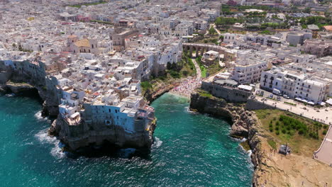 polignano, una ciudad de mares en la costa sur del adriático de italia, tomada desde un avión no tripulado