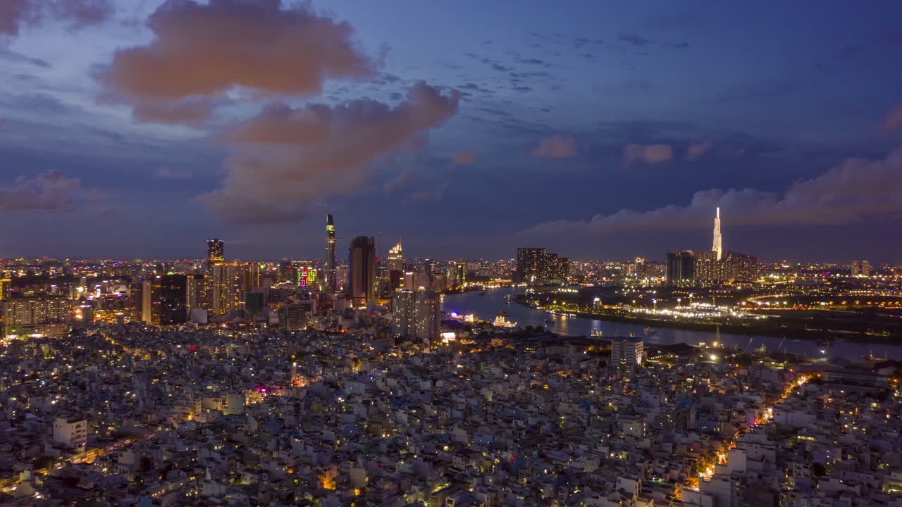 베트남 사이곤의 호치민 시 (ho chi minh city, saigon) 의 비즈니스 및 주변 구역에 밤이 지는 초과 시간입니다.