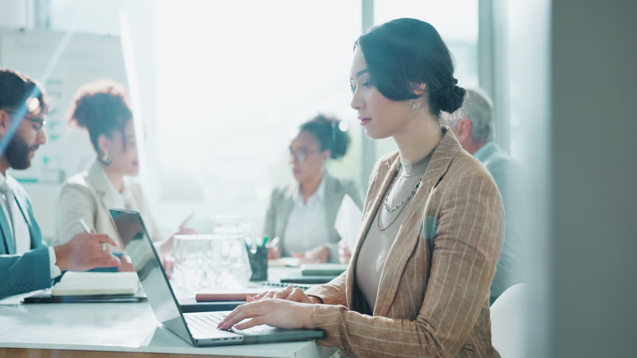 다양한 팀과 함께 비즈니스 회의