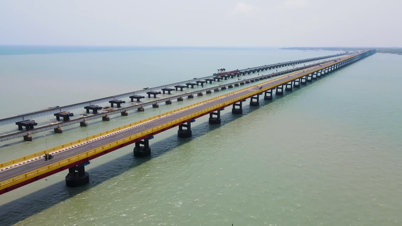tomada aérea de la ciudad de rameshwaram con una vista panorámica del icónico puente que se extiende a través del mar.