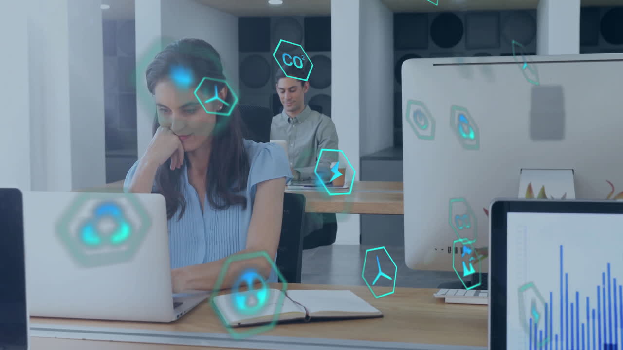 animación de iconos de ecología sobre diversos colegas que usan portátiles en la oficina