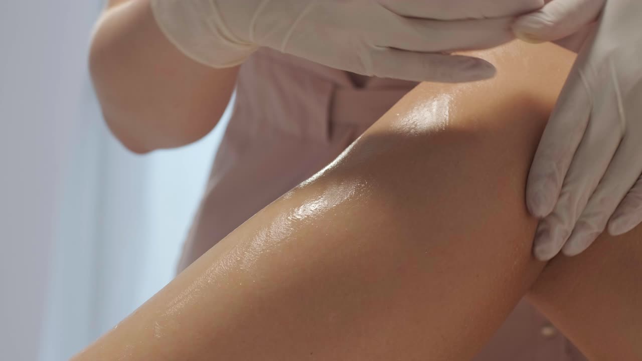 depilación láser - procedimiento de depilación. flash de depilación láser de diodo, esteticista elimina el pelo en hermosas piernas femeninas, depilación para piel lisa, procedimiento láser en un estudio de belleza o clínica, tratamiento de depilación para el cuidado del cuerpo.