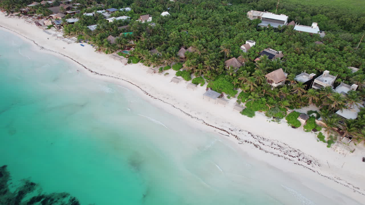 toma aérea ascendente e inclinación hacia abajo sobre tulum, cancún