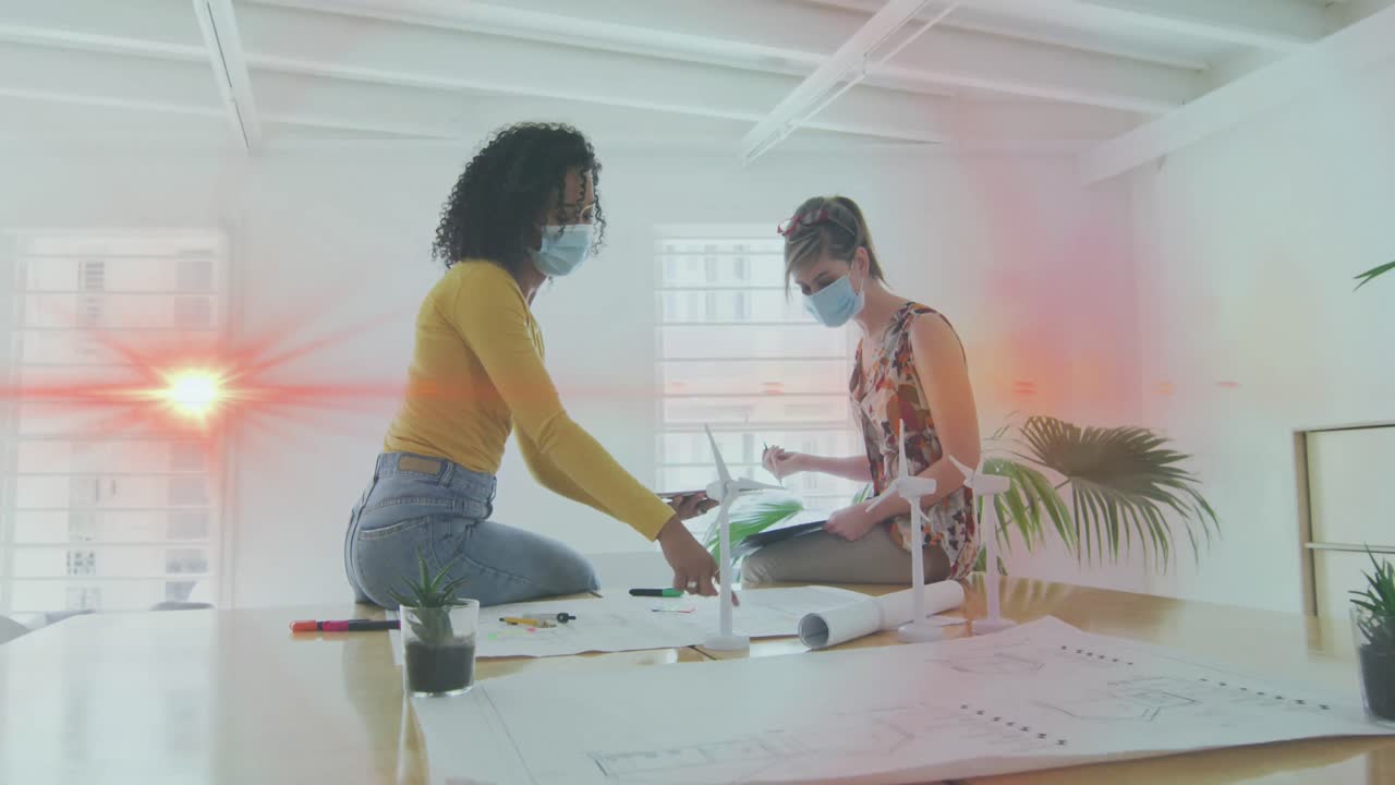 animación del procesamiento de datos sobre mujeres de negocios que usan máscaras faciales