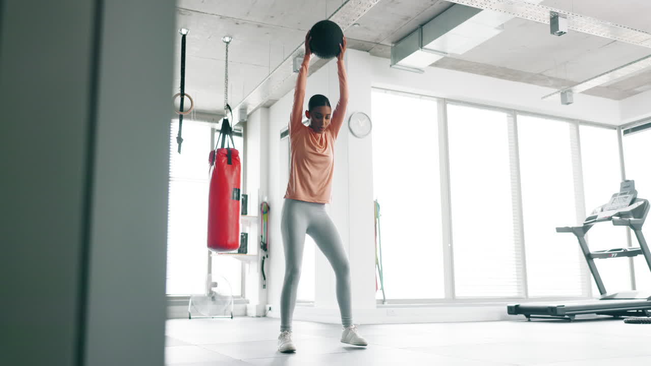 피트니스, 던지기 또는 의학 공을 가진 여성