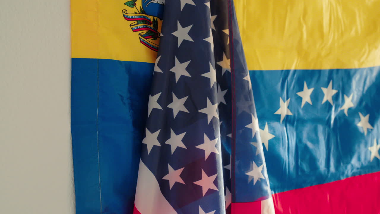 Banderas de Estados Unidos y Venezuela colocadas juntas, expresando relaciones internacionales, geopolítica y temas de migración