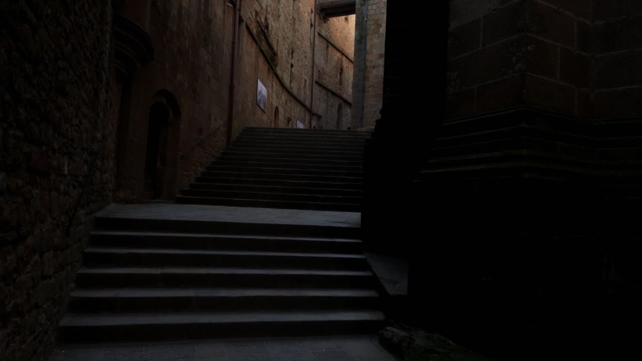 slow dolly en una antigua calle medieval del castillo