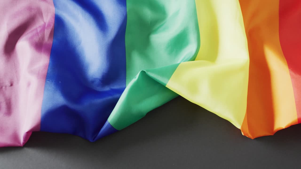 видео радужной морщинистой ткани на сером фоне с копировальным пространством