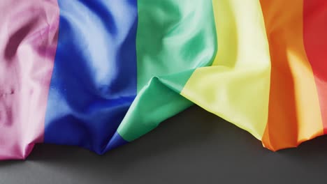 video de tela arrugada del arco iris sobre un fondo gris con espacio de copia