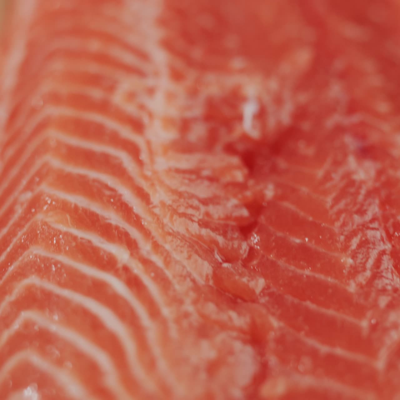 나무 테이블에 부드러운 연어 필레