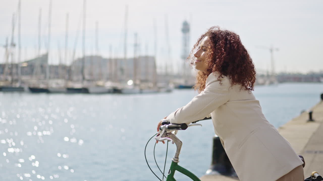 Zakenvrouw met fiets aan het water