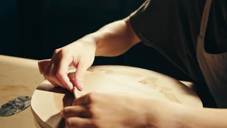 artista de cerámica en el trabajo