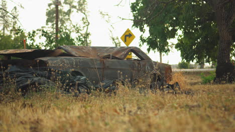 Vehículo-Destruido-En-Devastadores-Incendios-Forestales-Después-Del-Paraíso,-California