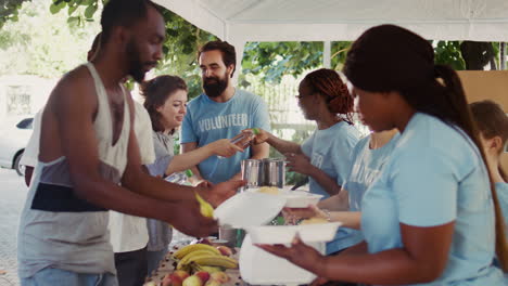 voluntarios que apoyan a los pobres y necesitados
