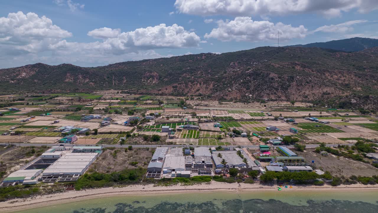 썰물과 함께 잔잔한 바다 위로 움직이는 구름의 공중 전망