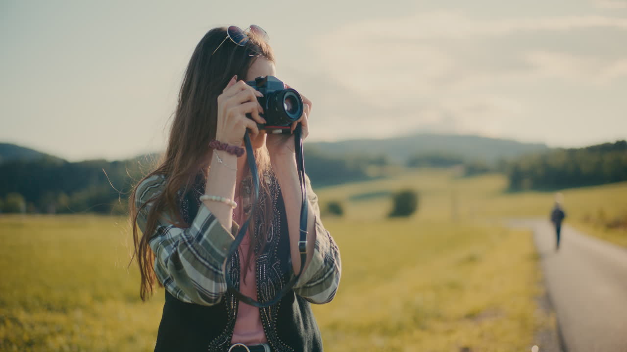 mujer sonriente haciendo clic en fotos usando la cámara durante las vacaciones