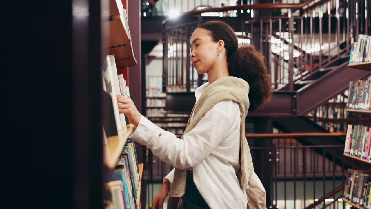 Donna che legge in una biblioteca