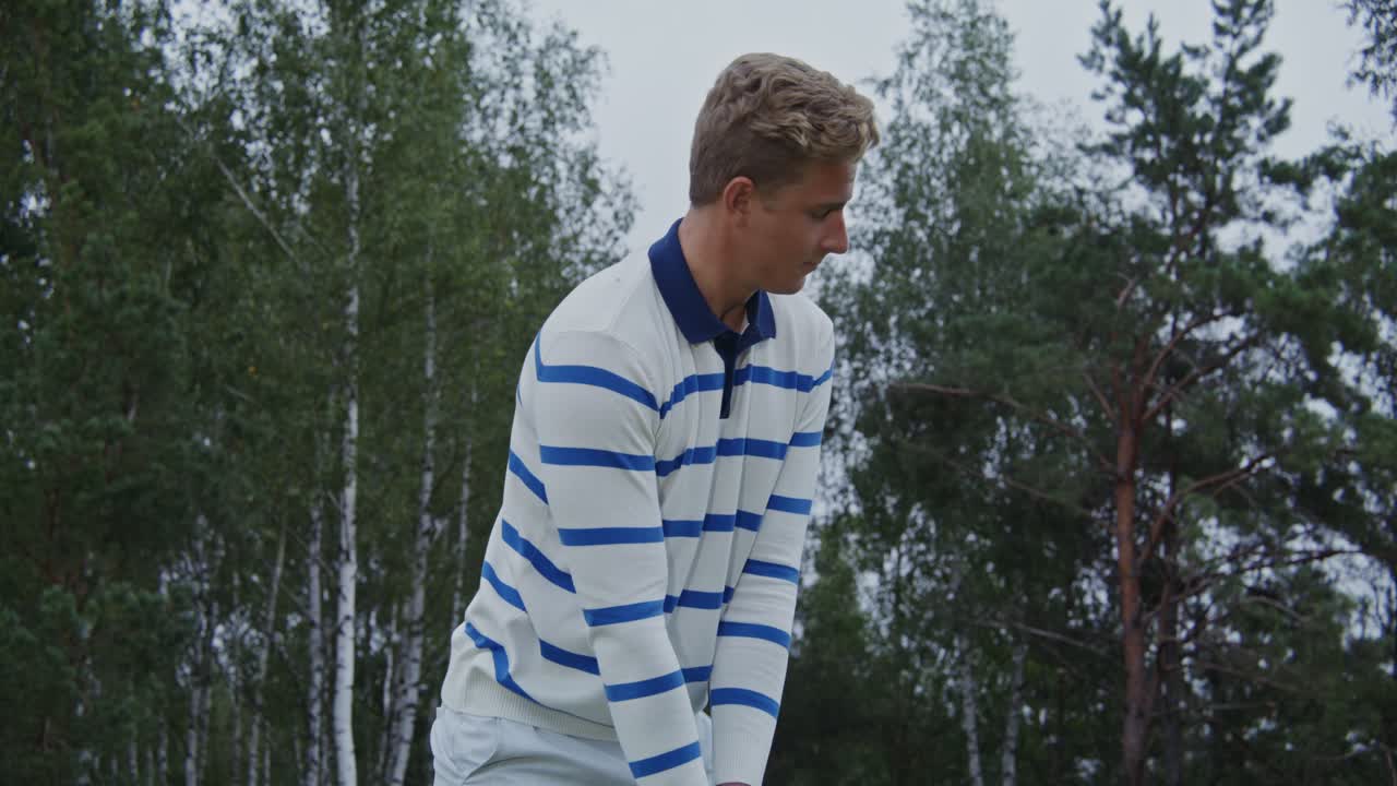 골프를 하는 남자