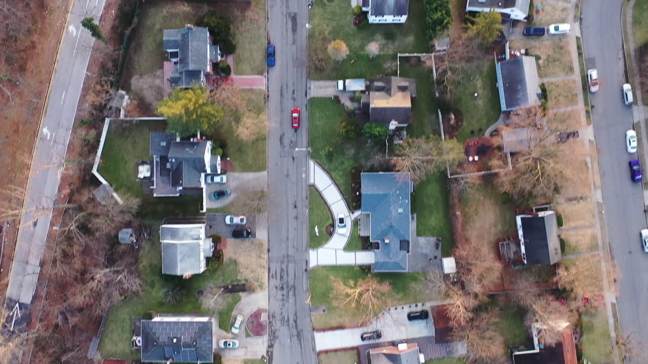 una vista de arriba hacia abajo sobre un vecindario suburbano temprano en la mañana