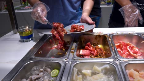 El-Cocinero-Está-Tomando-Carne-Cruda-Del-Tanque-De-Metal-Para-Cocinar-En-Todo-Lo-Que-Pueda-Comer-Restaurante