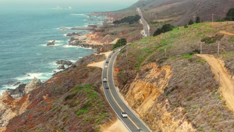 Die-Historische-Route-1-Verläuft-Entlang-Der-Felsigen-Küste-Im-Gebiet-Big-Sur-In-Kalifornien