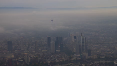 Blick-Auf-Frankfurt-Und-Seine-Wolkenkratzer-Vom-Fliegenden-Flugzeug-Aus