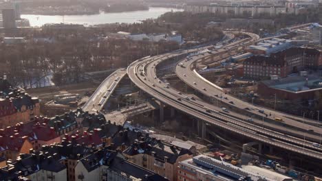 Tráfico-Denso-En-Los-Puentes-Que-Conectan-El-Distrito-De-Vasastan-Y-La-Isla-De-Kungsholmen