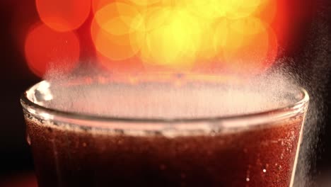 Cola-Mit-Spritzenden-Blasen-In-Zeitlupe-Auf-Verschwommenem-Licht,-Verschwommenem-Hintergrund.