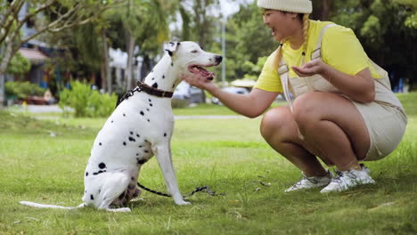 Mujer-Entrenando-A-Un-Perro