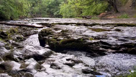 río rápido que conduce a la cascada sgwd clun-gwyn en brecon beacons gales reino unido 4k